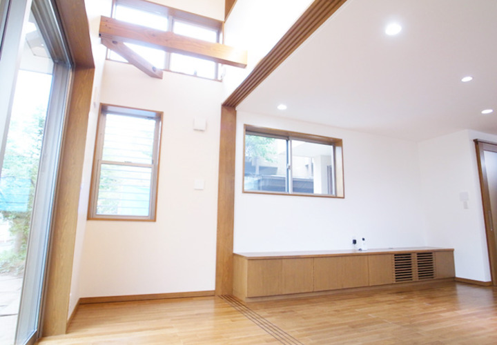 開放感あふれる吹き抜けのリビング