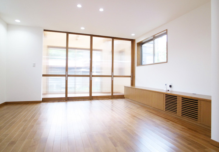 リビングと吹き抜けの間は開閉可能