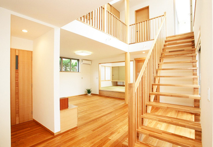 １階から階段上を眺める