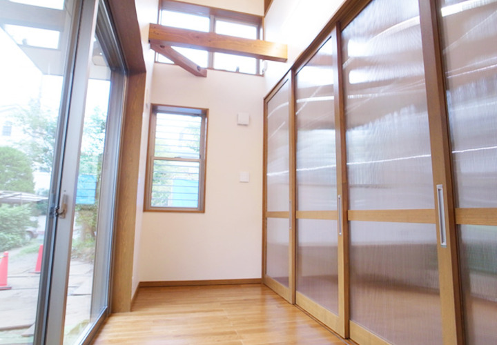 磨りガラスの引き戸でリビングを間仕切りできる