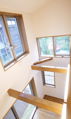 ２階から吹き抜けを眺める