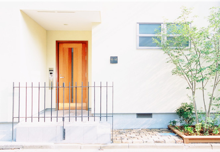 木のドアがナチュラルな印象の玄関