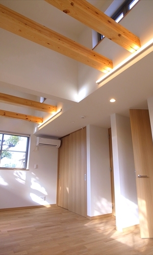 梁を幻想的に照らすライト