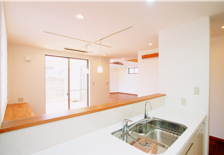 キッチンからリビングを眺める