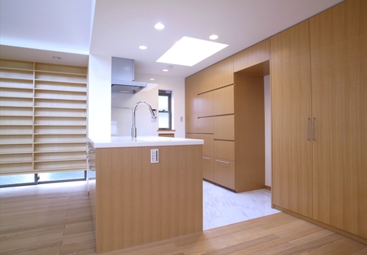 トップライトから明るい光の入るキッチン