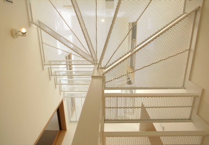 透き通った白い階段
