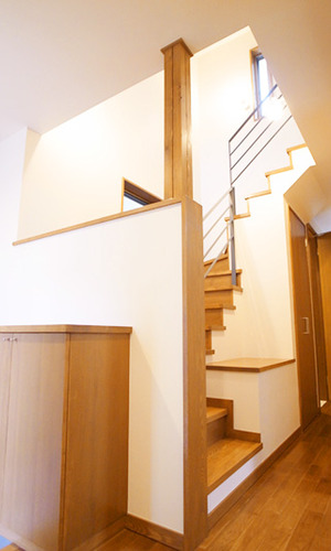 玄関横の階段スペース