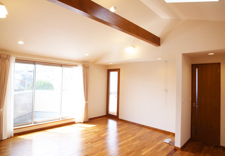 木の質感がナチュラルなリビング