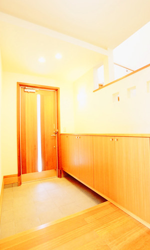 大容量の収納棚を付けた玄関