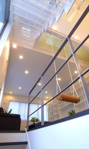 ブランコが遊び心を刺激する楽しい空間