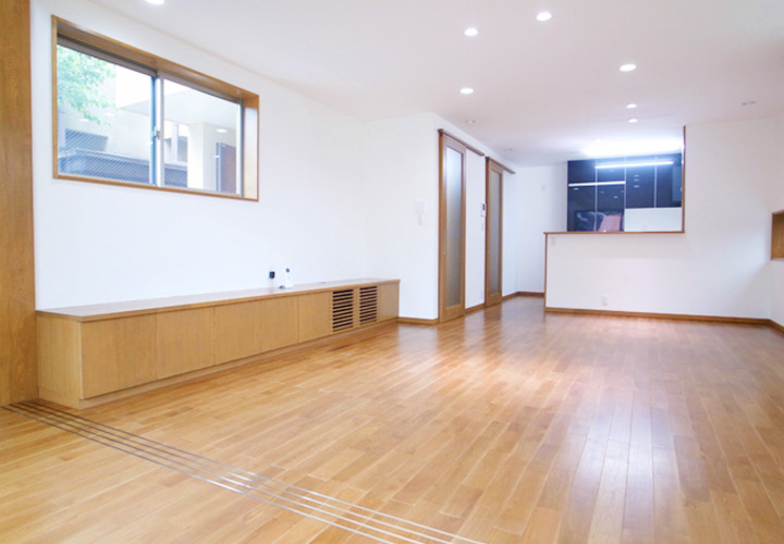 吹き抜け空間とバリアフリーで続くリビング