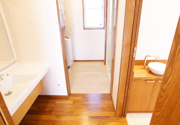 木で統一されたバス&トイレスペース