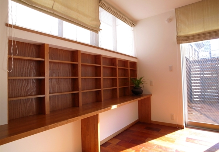 使い勝手の良い壁面収納とデスク