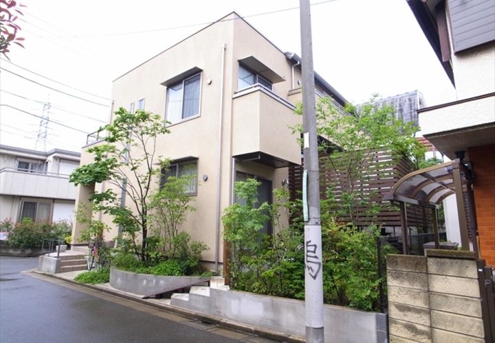 緑と共存する外観