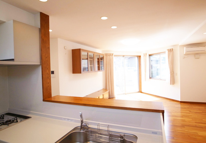 オープンキッチンからリビングを眺める