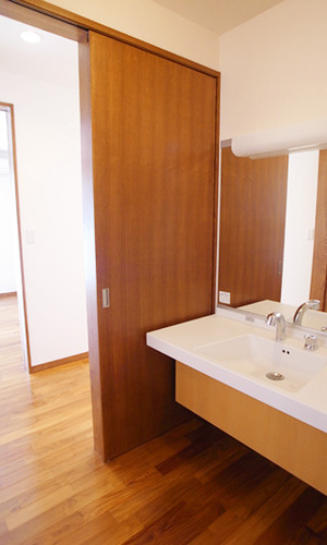 バリアフリーで移動できる洗面スペース