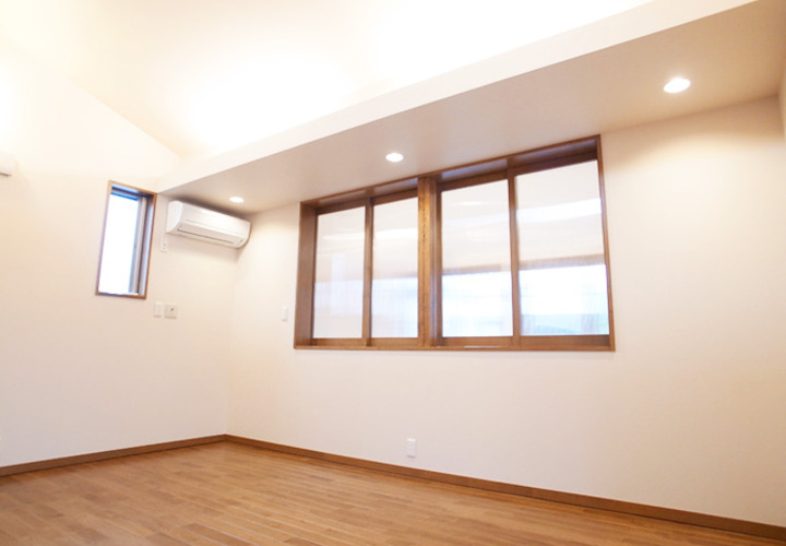 ナチュラルな雰囲気を演出する木の格子