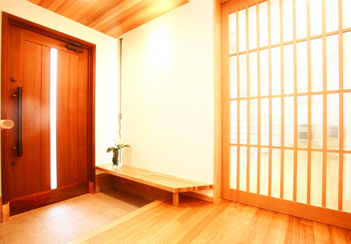 落ち着いた印象の木の玄関