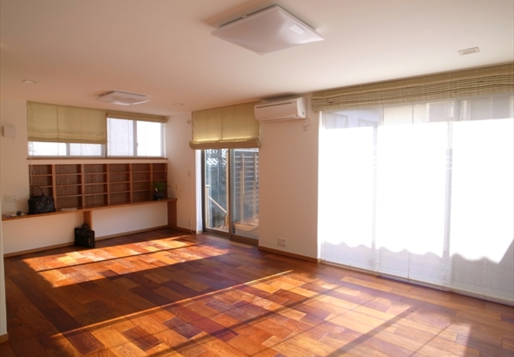 深みのある木の床を照らす窓からの光