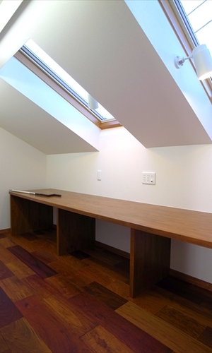 トップライトから光を受けるスペース