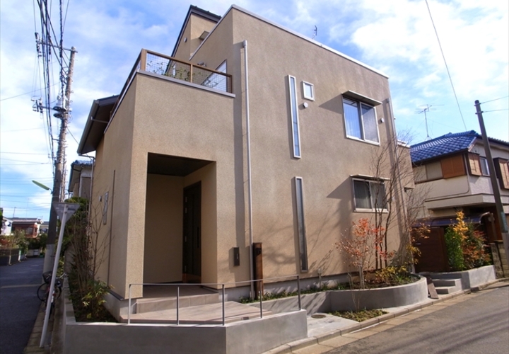 花壇に囲まれた外観