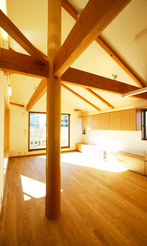 柱と梁が美しいリビング