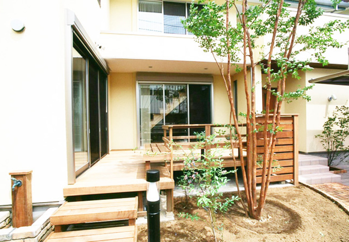 庭から続くウッドデッキ