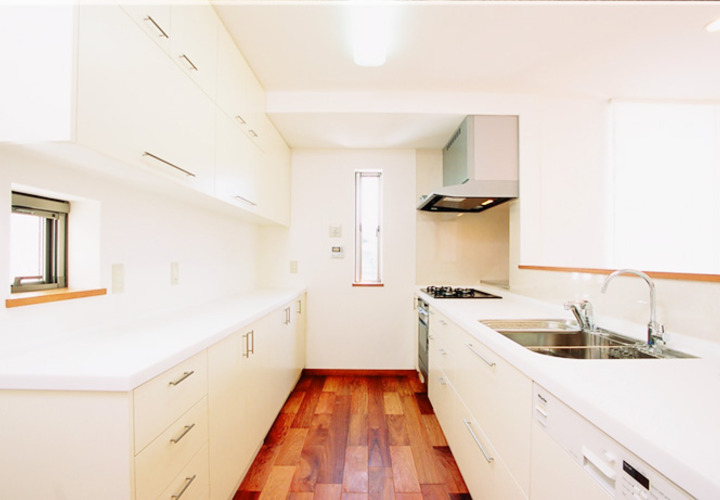 木と白でまとめたナチュラルなキッチンスペース