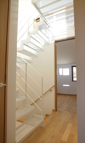 光が射す明るい階段
