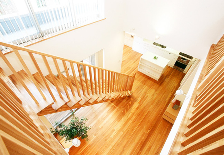 床のフローリングと一体感のある階段