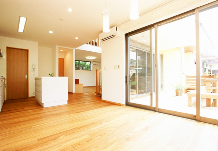 ウッドデッキとつながる広々リビング