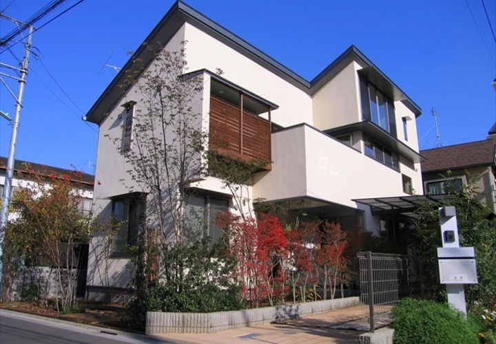 秋色に染まる外観