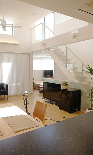 キッチンからリビングへの眺め