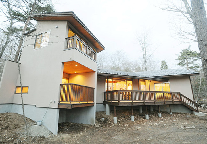 室内の灯りが温かい外観