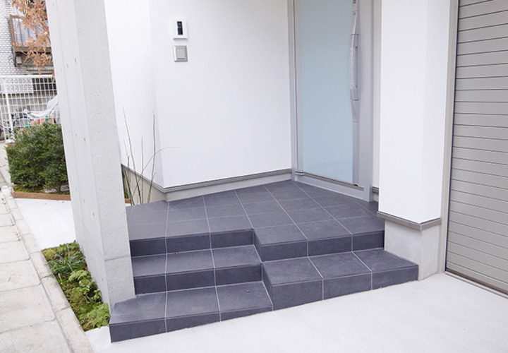 スタイリッシュな玄関アプローチ