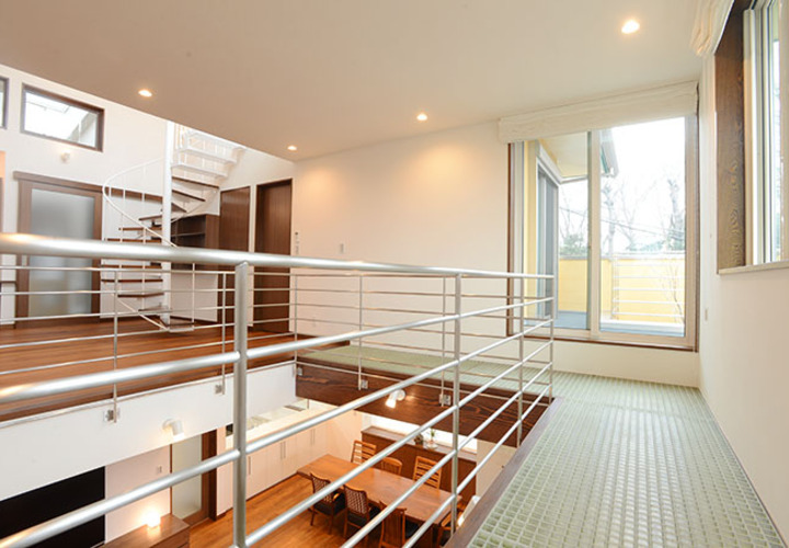 吹き抜け上部を回遊する廊下