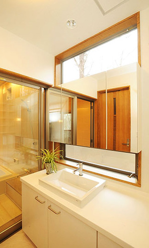大きめ鏡で広く感じる洗面室