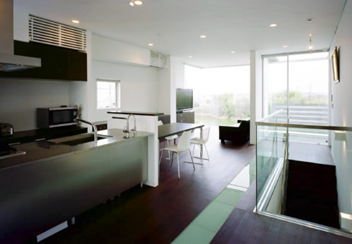 池を望むリビングダイニング