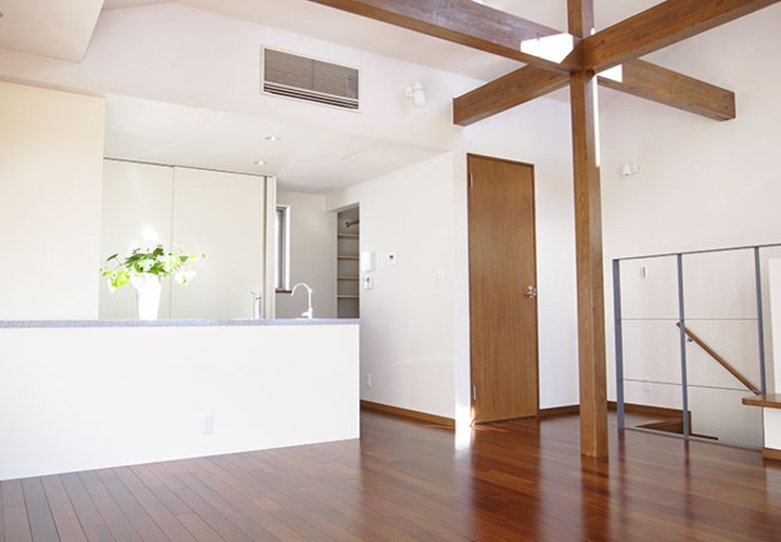 白と木材が優しい風合いのリビング