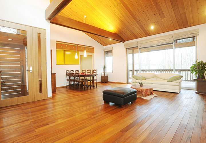 天井と床の板目が美しいリビング