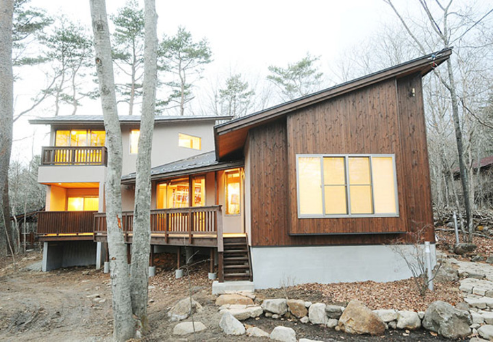 自然に溶け込む木目の外観