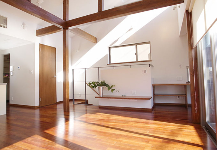 影と光が交差するリビング