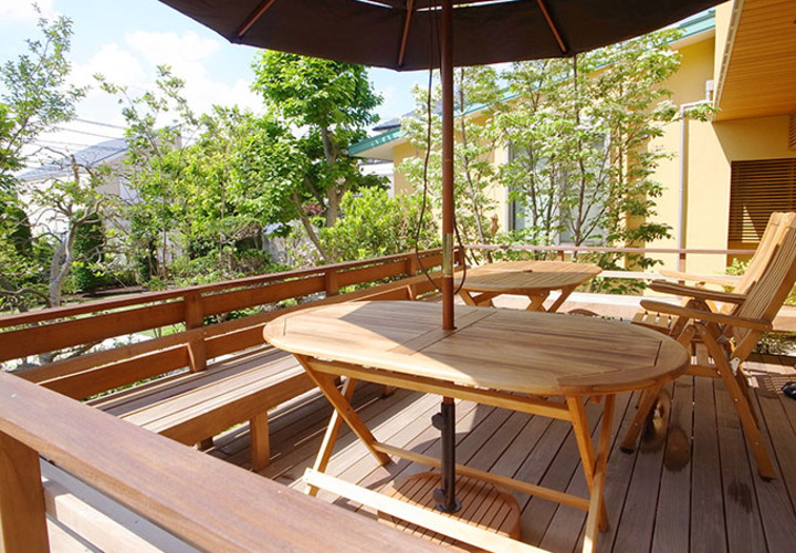 陽当たりのよいウッドテラス
