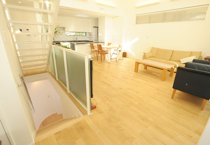 2階リビングから1階階段を見下ろす