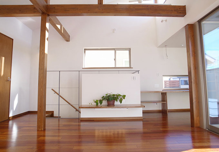 高い天井高とハイサイドライトで明るい室内