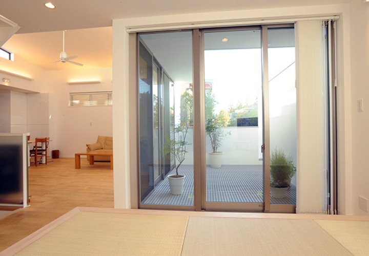 リビング奥のこあがり和室