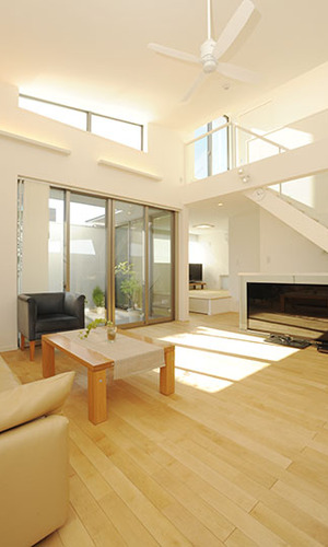 吹き抜け上部のシーリングファン