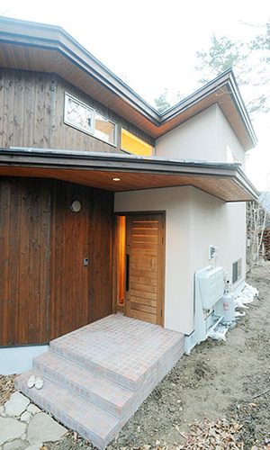 レンガ調タイルの玄関ポーチ