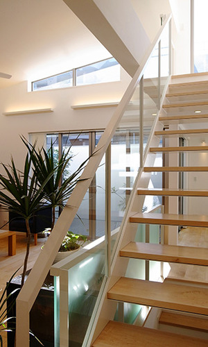 スリット状の階段で風が通る空間