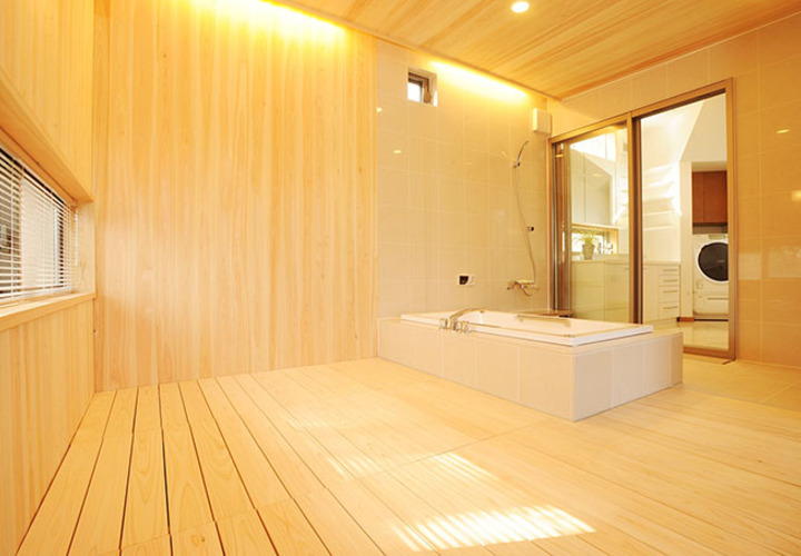 リラックススペースのある広々浴室